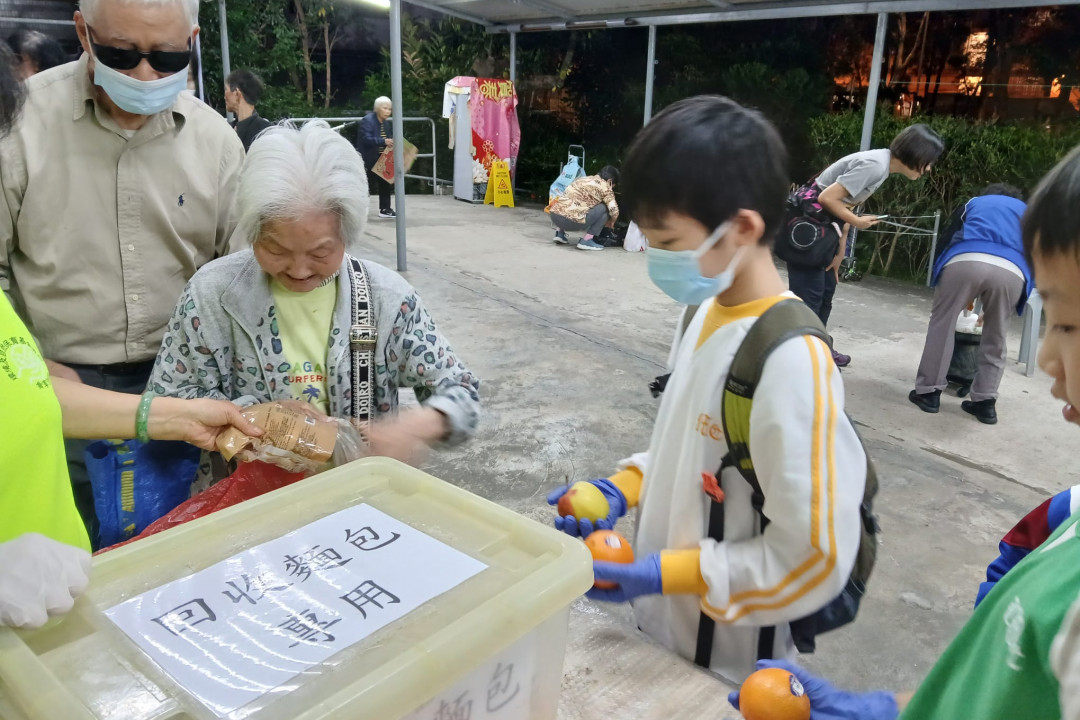 派發回收的食物給長者