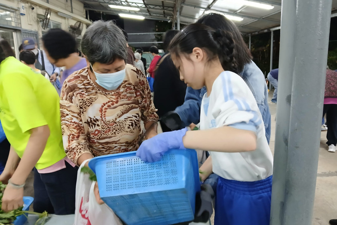 派發回收的食物給長者