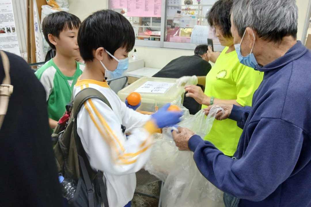 派發回收的食物給長者