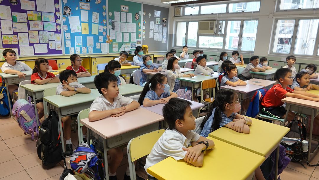 同學們正在觀看全民閱讀日的直播