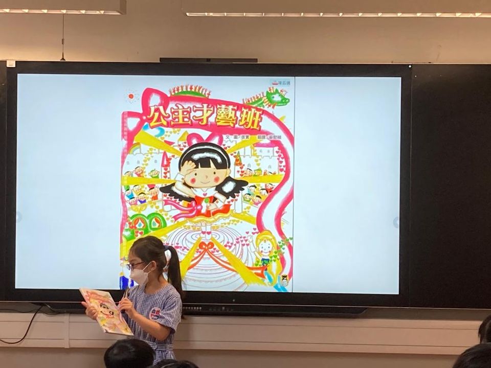 學生在早讀課時進行圖書分享