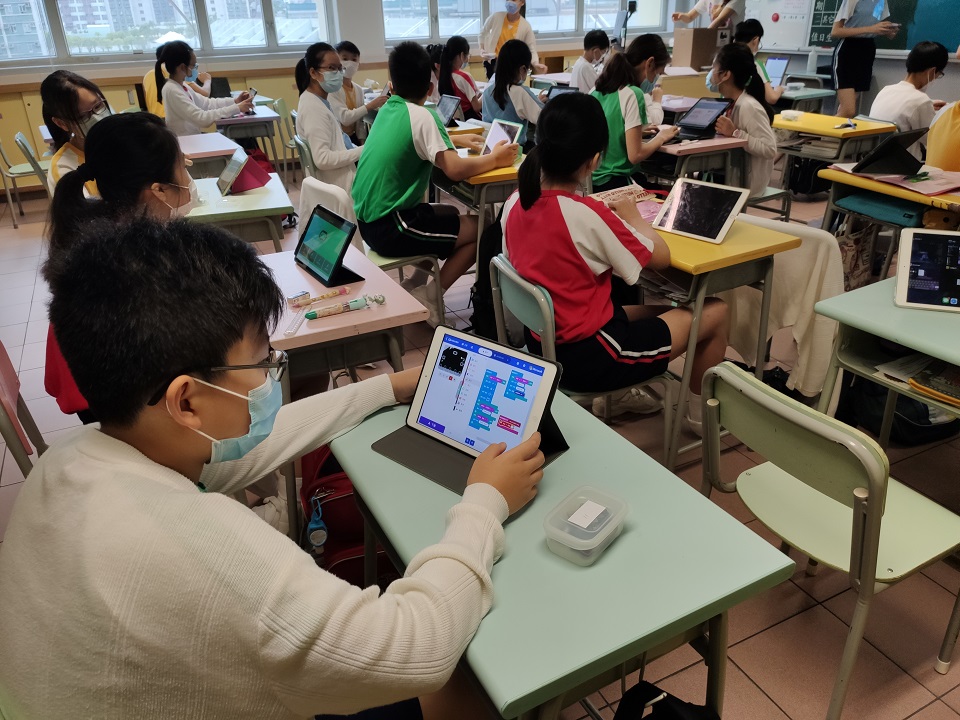 學生在課堂上透過不同的學習活動,學習編程知識 - Micro:bit